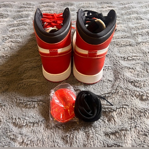 Like new Nike Air Jordan retro OG heritage sneakers - Picture 3 of 6